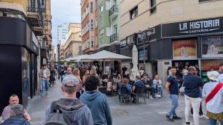 La calle Castaños de Alicante abarrotada en esta primavera.