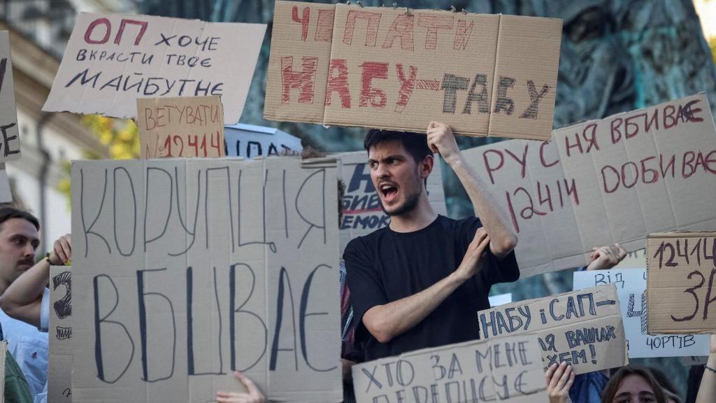 Un grupo de ucranianos protestan en el centro de Lviv contra la ley que elimina la independencia de las agencias anticorrupción.
