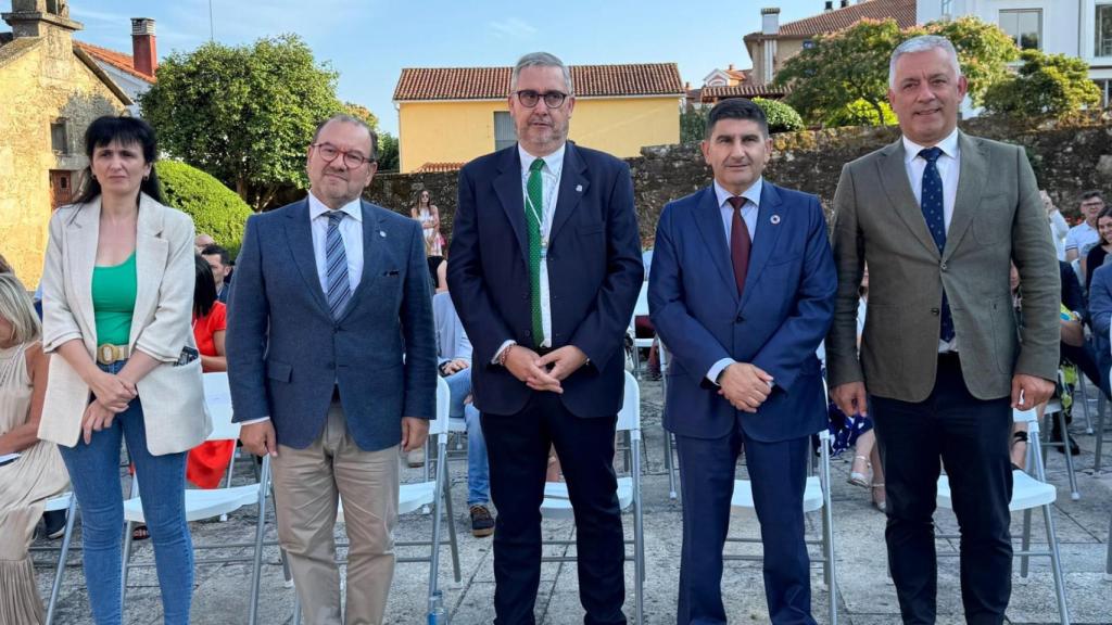 Ames (A Coruña) reconoce al rector de la Universidade de Santiago Compostela por el Día de Galicia