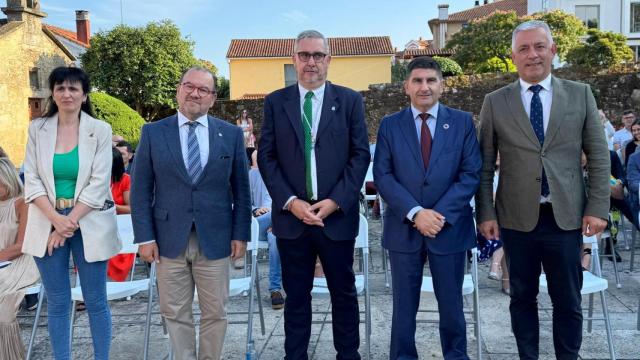 Ames (A Coruña) reconoce al rector de la Universidade de Santiago Compostela por el Día de Galicia