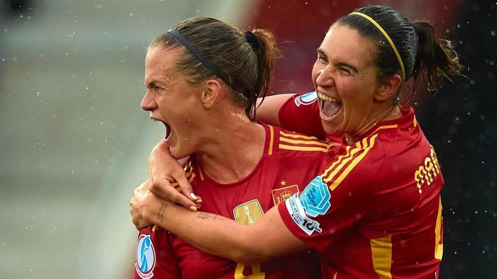 Irene Paredes en una celebración junto a Mariona Caldentey.