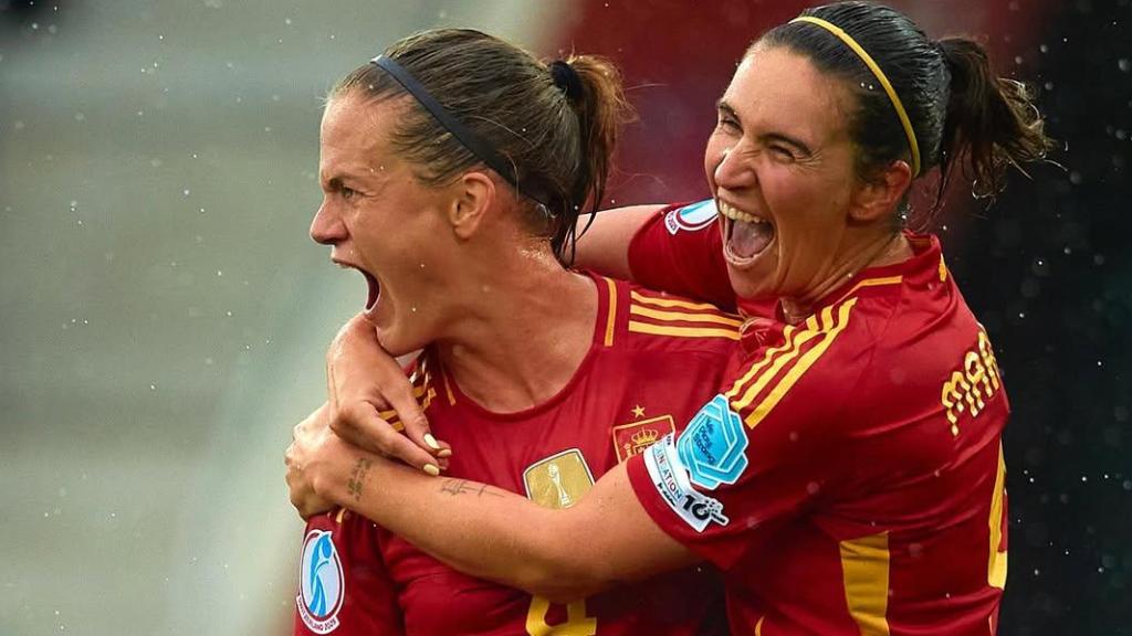 Irene Paredes en una celebración junto a Mariona Caldentey.
