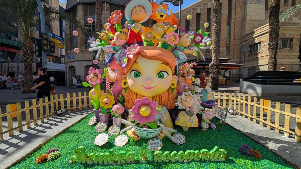 La Hoguera infantil de la comisión de Mercado Central es ejemplo del adelanto de los contratos de fiestas.