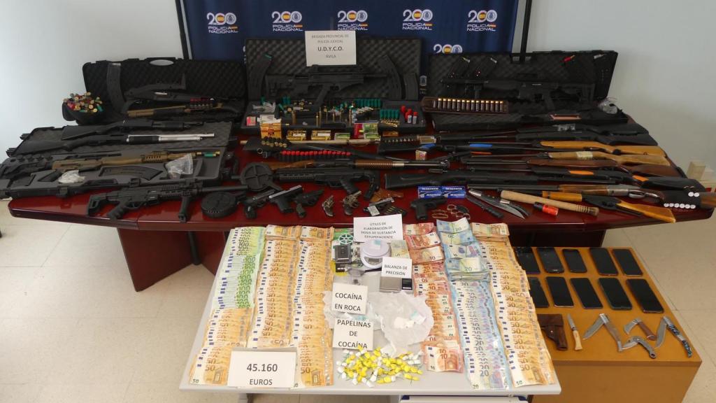 Las armas y drogas incautadas a los detenidos por la Policía Nacional en Ávila