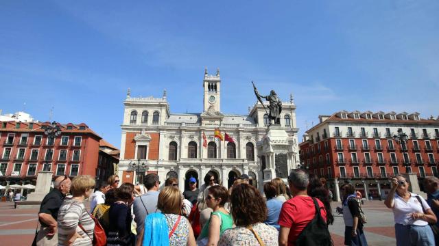 Un grupo de turistas en la Plaza Mayor de Valladolid