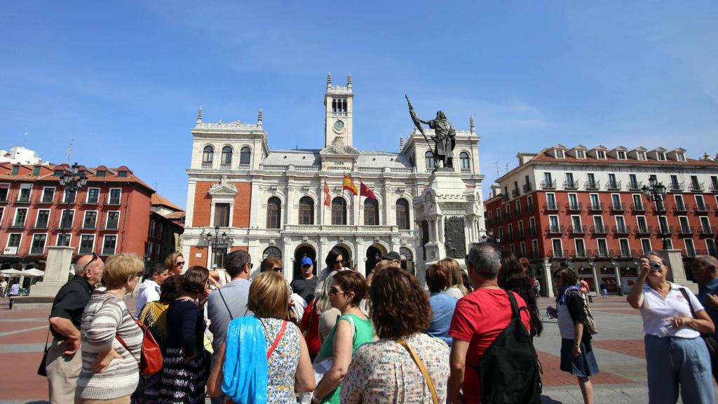 Un grupo de turistas en la Plaza Mayor de Valladolid