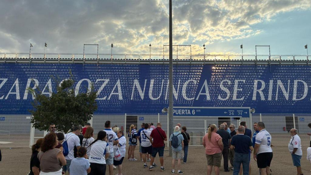 Aficionados a la entrada del estadio.