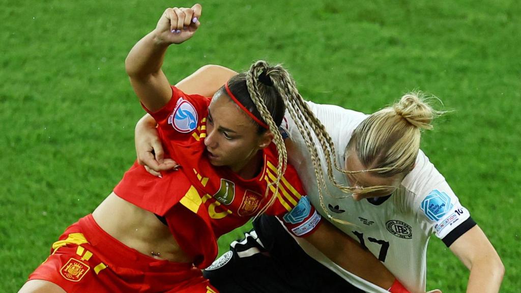 Athenea del Castillo disputa un balón con Franziska Kett