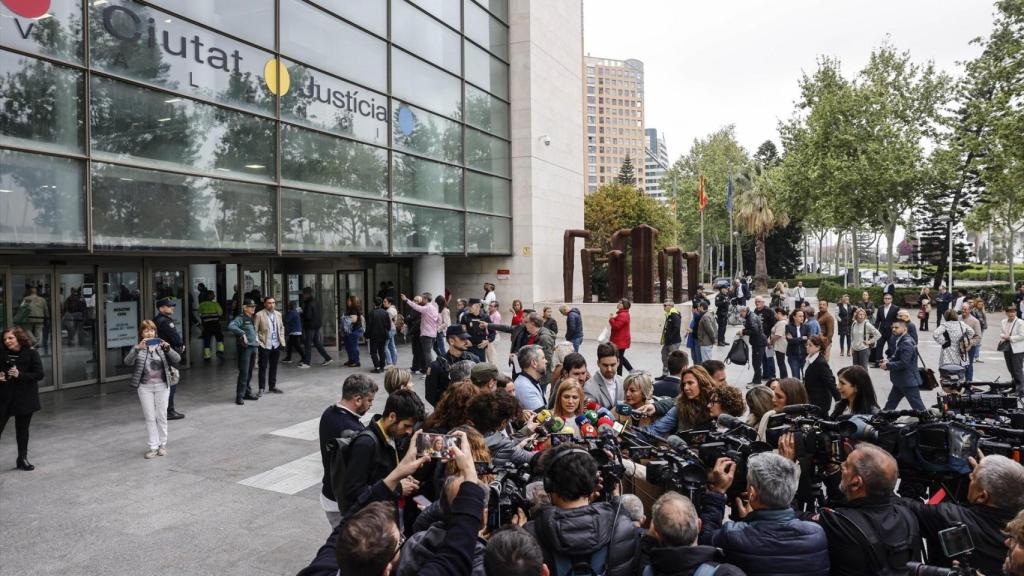 Ciudad de la Justicia de Valencia durante la llegada de Pilar Bernabé a su declaración. Rober Solsona / Europa Press