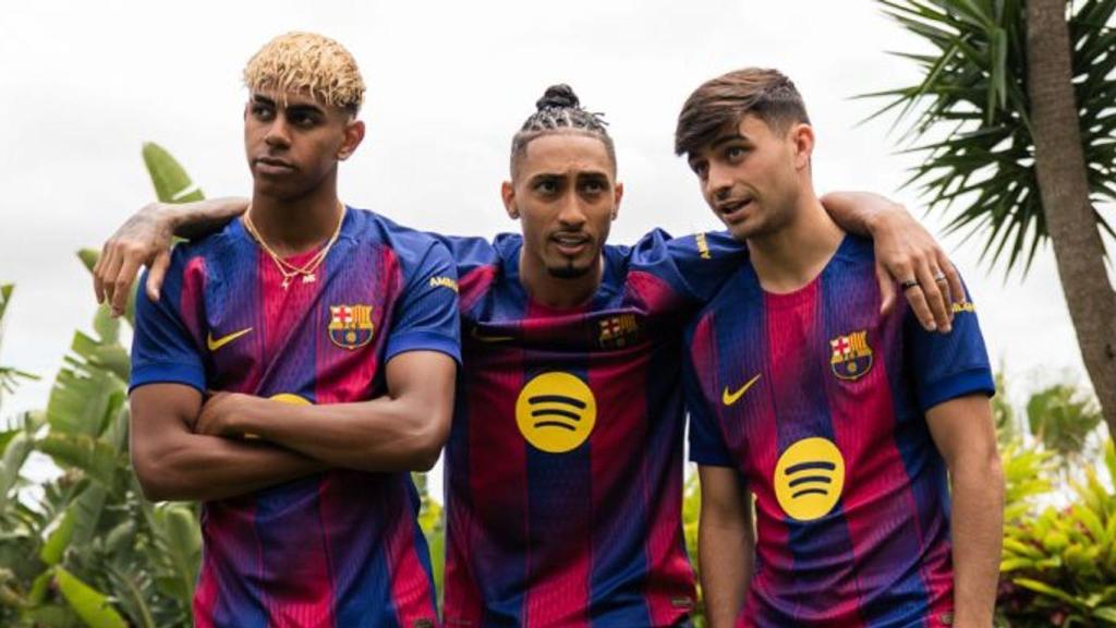 Presentación de la nueva camiseta del FC Barcelona con Lamine, Raphinha y Pedri