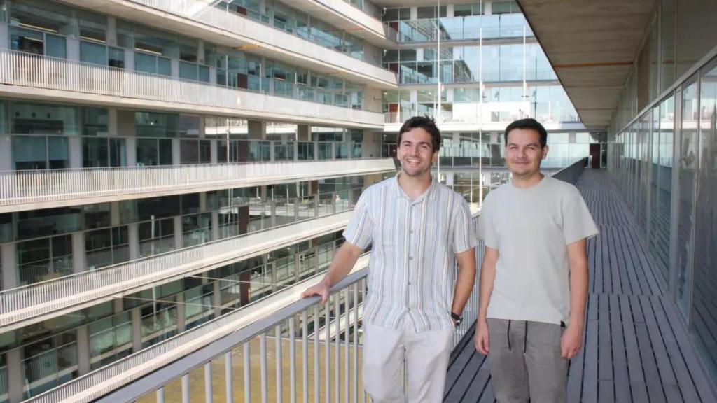 Bernardo Rodríguez-Martin y Emiliano Sotelo-Fonseca en el Centro de Regulación Genómica (CRG) de Barcelona.