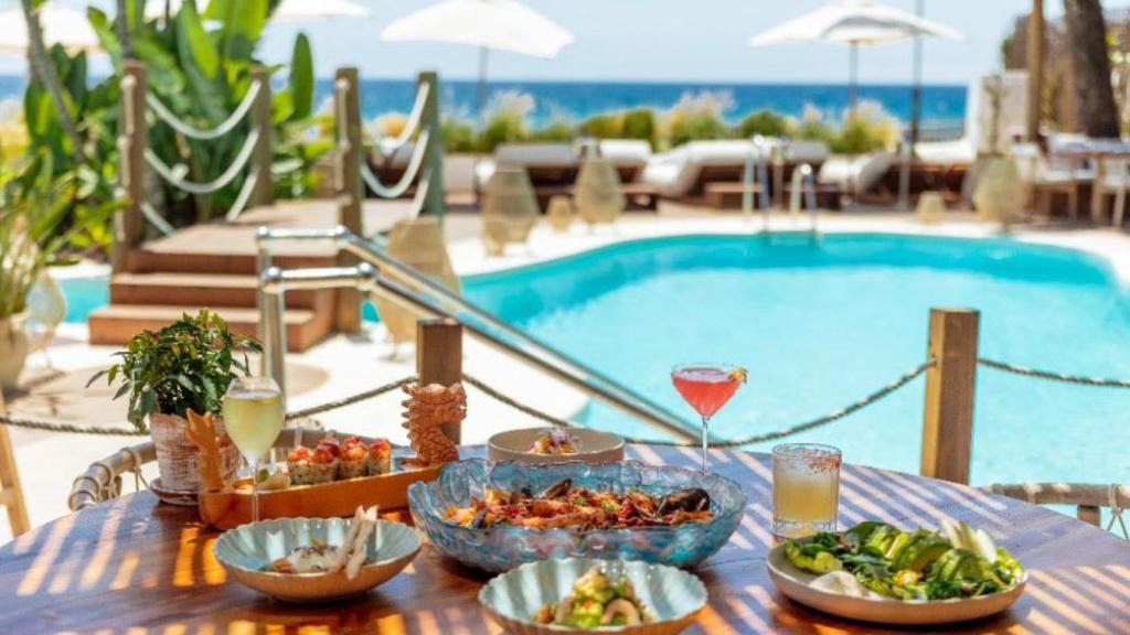 Comer frente al mar, después de un baño al mediodía.