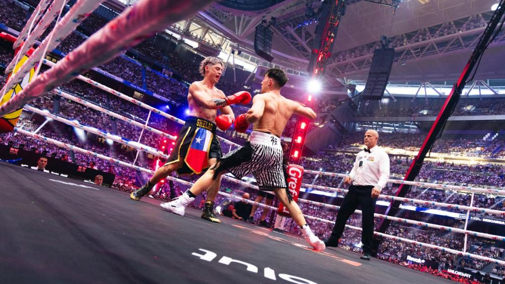 Momento del combate entre Viruzz y Shelao en La Velada del Año IV en el Santiago Bernabéu