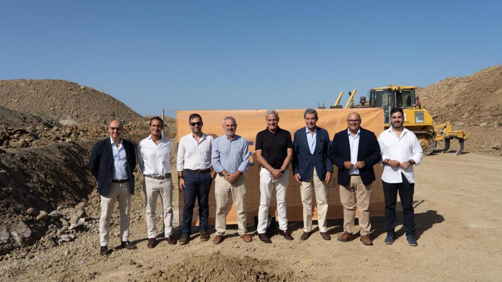 Un momento del acto de la primera piedra del nuevo parque empresarial de Vélez Málaga.