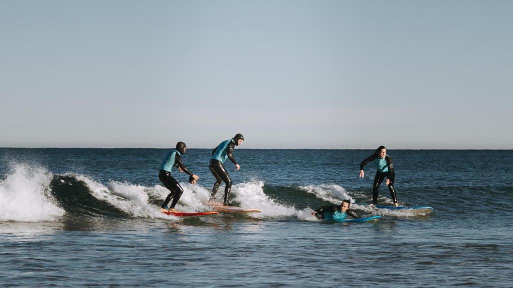 Algunos participantes de la actividad acuática de The Social Hub.