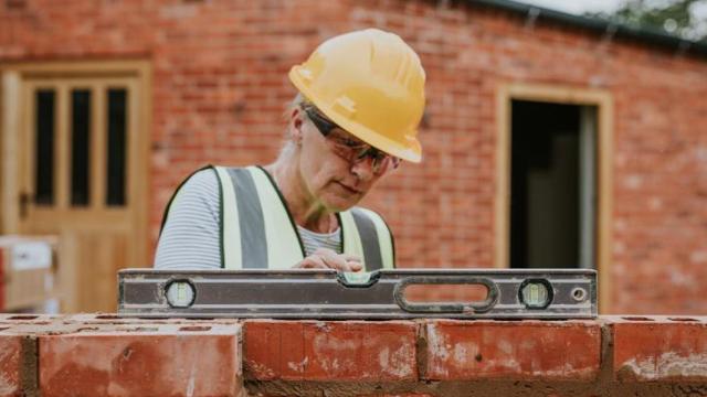 Mujer trabajando en la construcción.