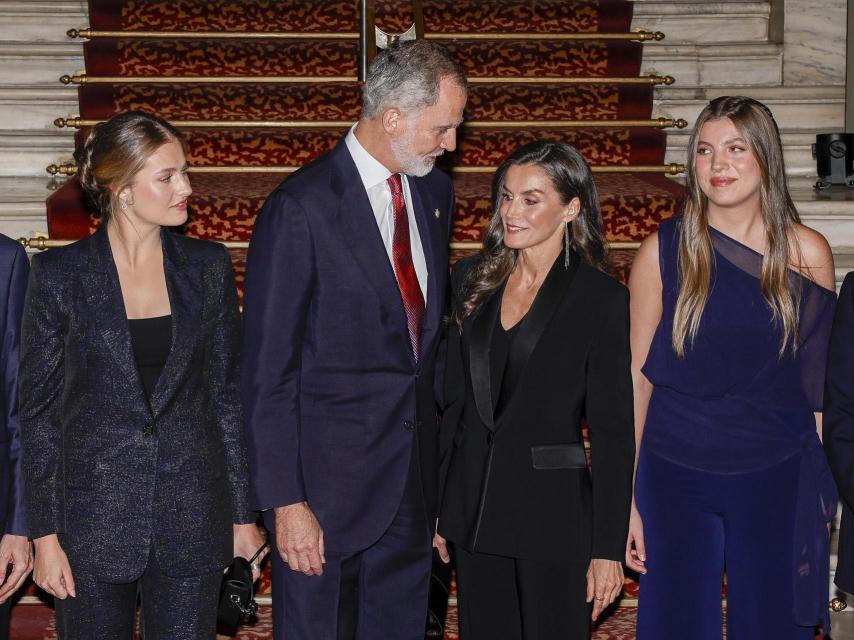 Los Reyes posan con la Princesa y la Infanta antes de la gala.