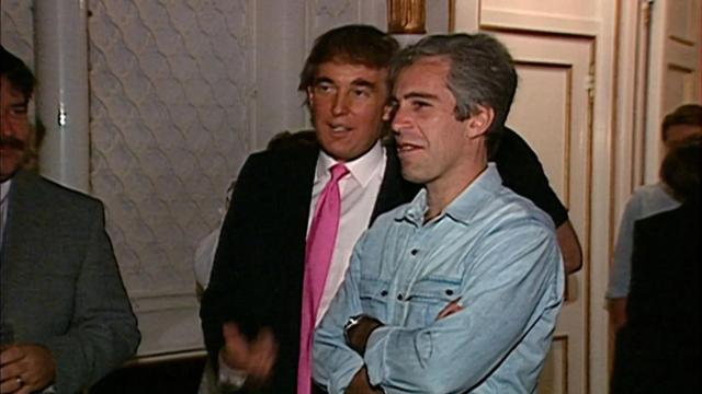 Jeffrey Epstein y Donald Trump, en una de las fiestas del traficante sexual.