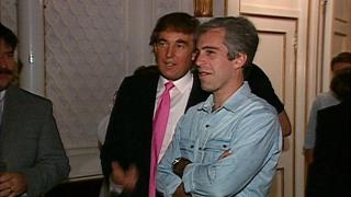 Jeffrey Epstein y Donald Trump, en una de las fiestas del traficante sexual.