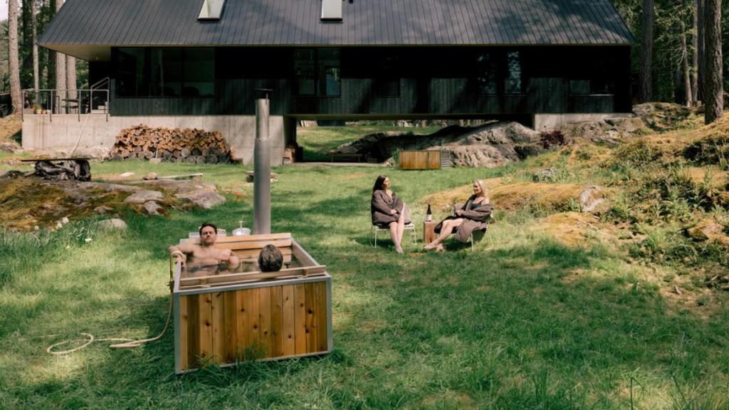 El jacuzzi Group Wood Burning Hot Tub.