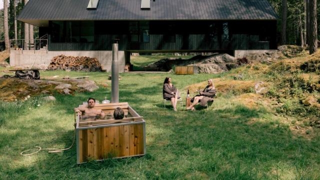 El jacuzzi Group Wood Burning Hot Tub.