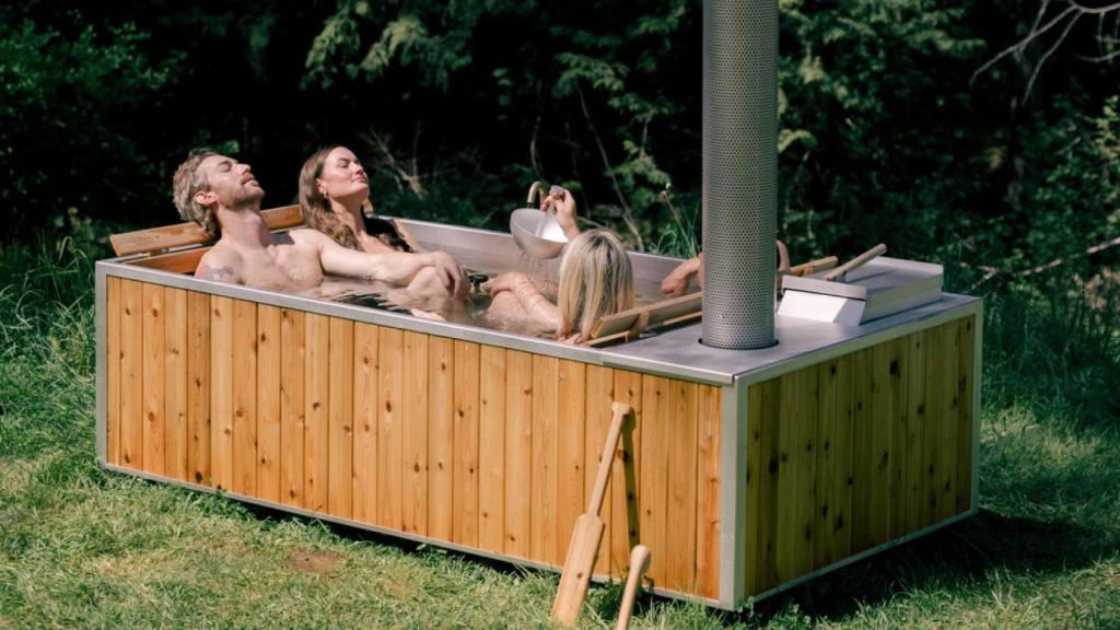 El jacuzzi Group Wood Burning Hot Tub.