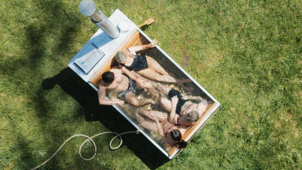 El jacuzzi Group Wood Burning Hot Tub.