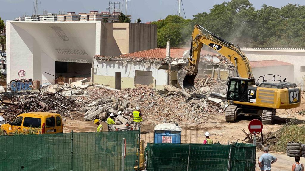 El derribo de Grupo de Empresas con el escenario del certamen de Habaneras de las eras de la Sal de fondo.