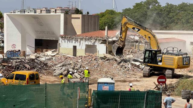 El derribo de Grupo de Empresas con el escenario del certamen de Habaneras de las eras de la Sal de fondo.