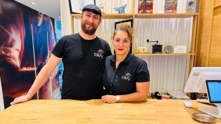 David y Esmeralda en su pastelería