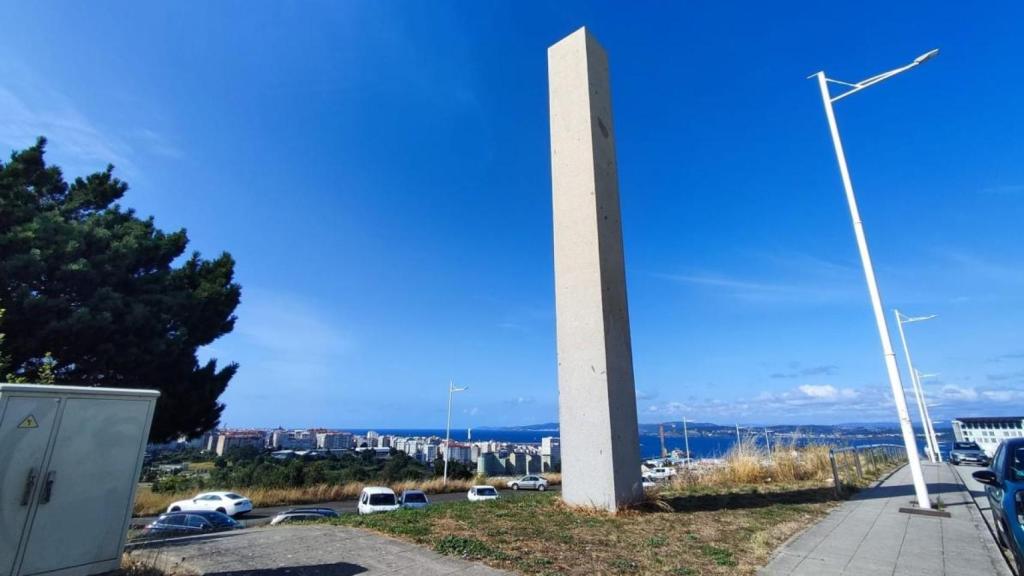 El monolito de piedra en lo alto del parque de Eirís, con la ciudad al fondo.