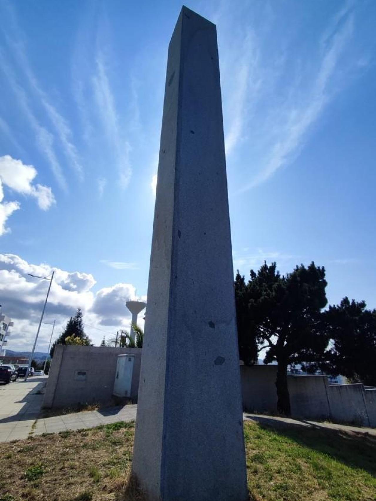 El monolito de piedra se eleva en lo alto del parque de Eirís.
