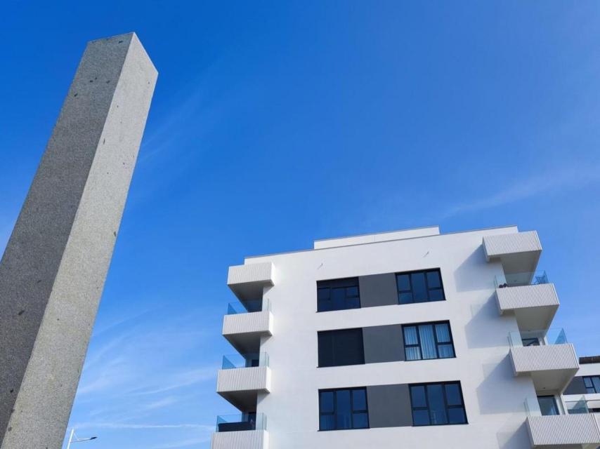 El bloque de piedra frente al último edificio construido en la calle Inés de Ben.