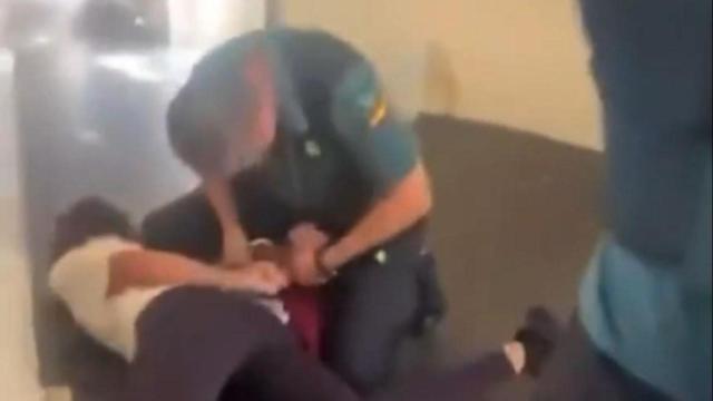 Detención en el aeropuerto de Manises a la directora del coro. EE