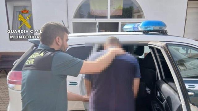 Detención de uno de los presuntos responsables. Foto: Guardia Civil.