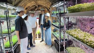 El consejero de Ciencia e Innovación de Asturias, Borja Sánchez, durante su visita a la mina habilitada para un laboratorio 'agro'.