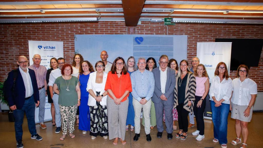 Foto de grupo de las personas asistentes a la reunión y presentación del acuerdo entre Vithas, el SOC y servicios de empleo locales del Baix Llobregat.