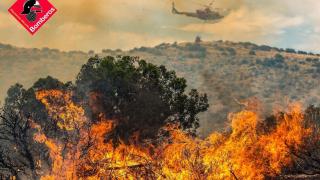 Trabajo de bomberos en el incendio forestal de Ibi.