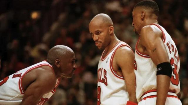 Ron Harper, junto a Michael Jordan y Scottie Pippen
