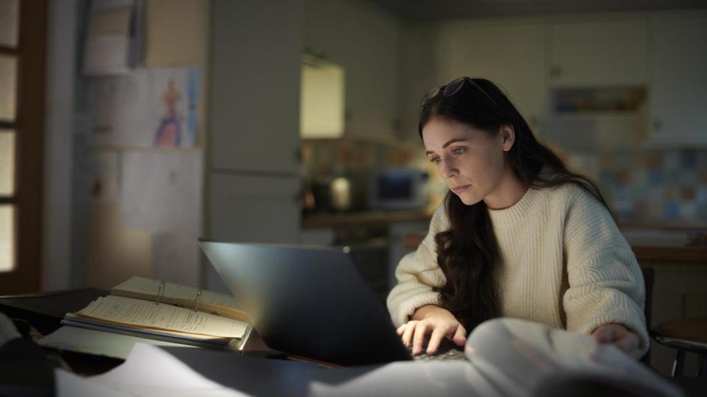 El 81% de los trabajadores revisa mensajes fuera del horario laboral.