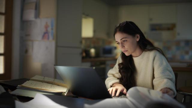 El 81% de los trabajadores revisa mensajes fuera del horario laboral.