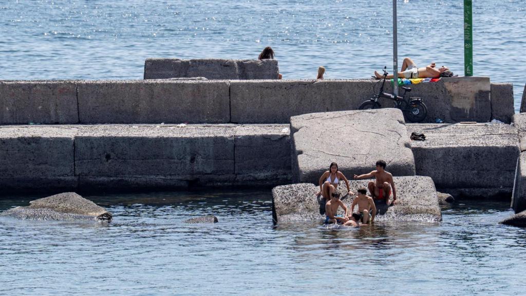 Gente en Catania durante la ola de calor italiana.
