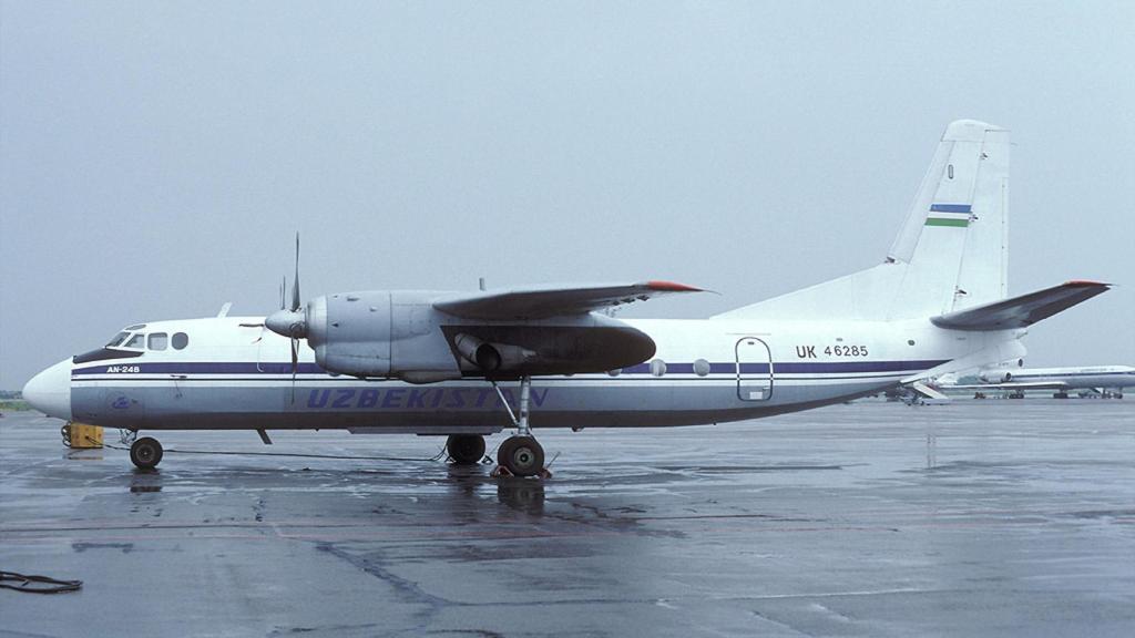 Antonov A-24B estacionado.