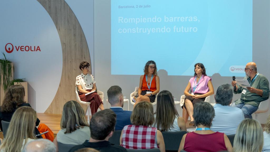 Mesa redonda de la jornada Rompiendo barreras, construyendo futuro.