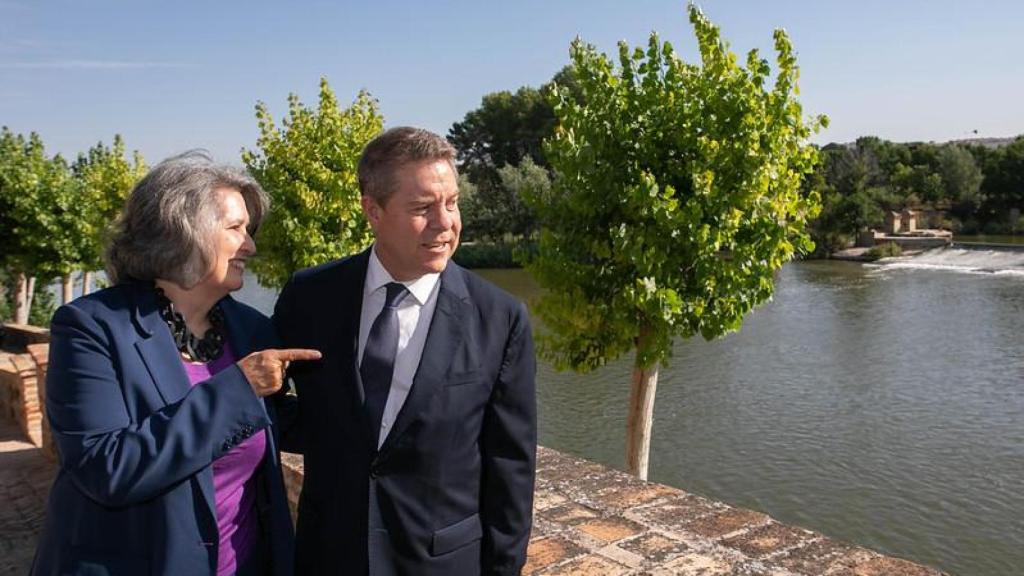 El presidente de Castilla-La Mancha, Emiliano García-Page, junto a la consejera de Desarrollo Sostenible, Mercedes Gómez, este jueves en el cigarral del Ángel Custodio de Toledo.