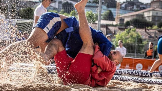 Un combate de sambo playa.