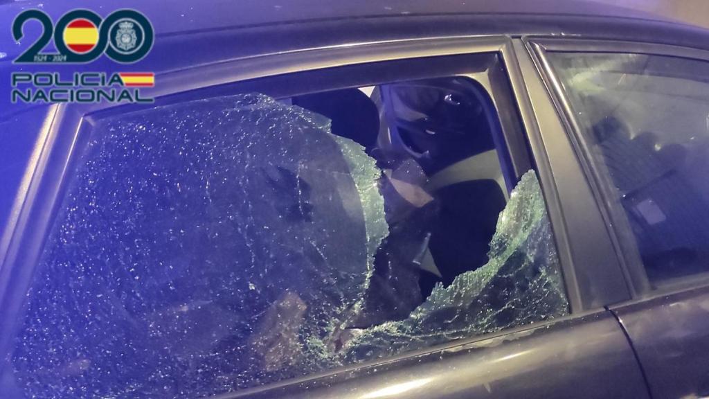 Uno de los cristales de los coches destrozado