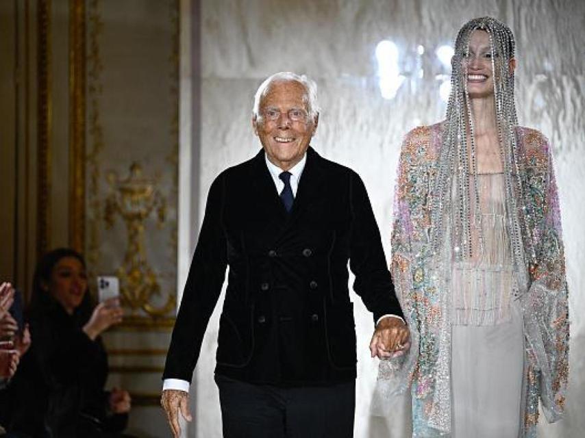 El diseñador junto a la modelo Agnes Zogla.