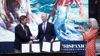 El president de la Generalitat, Carlos Mazón, junto con el director de la Hispanic Society, Guillaume Kientz. Biel Aliño / Efe