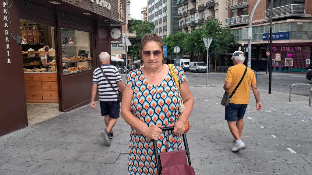 Matilde Alfaro haciendo sus compras diarias en el centro de Alicante